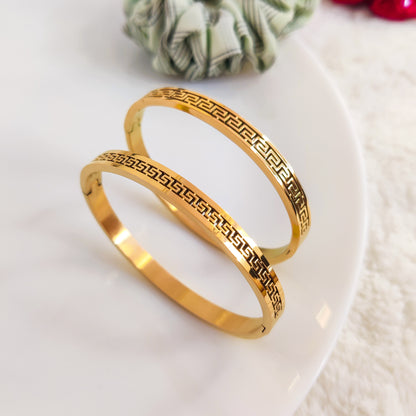 Eternal Labyrinth Gold Bangle